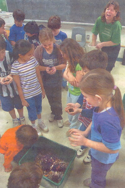 The Topic - Worm farmer aims to spread the squirm